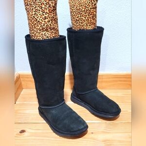 Ugg EVA classic black suede Sherpa boots. Youth/ Jr’s size 3